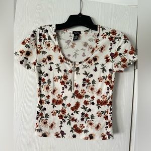 Super cute crop shirt